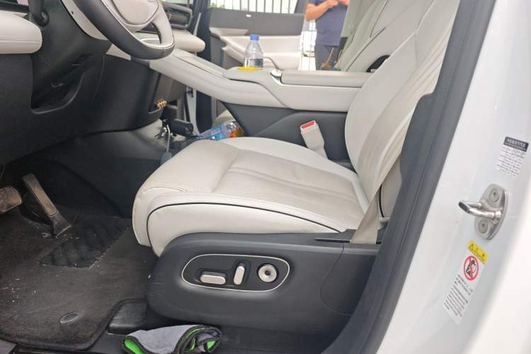 Used XPeng X9 2024 640 All-Wheel Drive High-Performance Max Left Front Seat