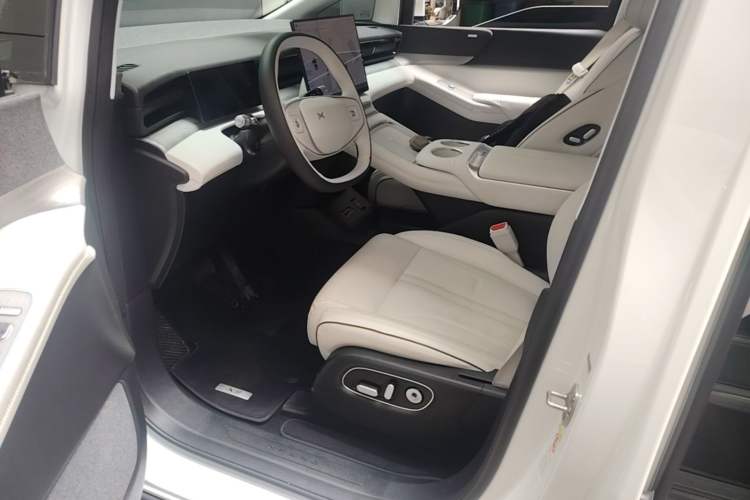 Used XPeng X9 2024 610 Long-Range Pro Left Front Seat