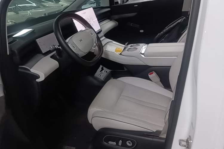 Used XPeng X9 2024 702 Ultra-Long Range Max Left Front Seat