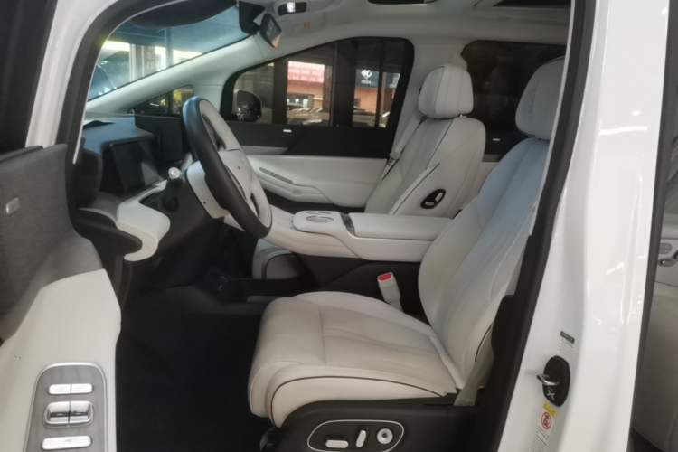 Used XPeng X9 2024 702 Ultra-Long Range Max Left Front Seat