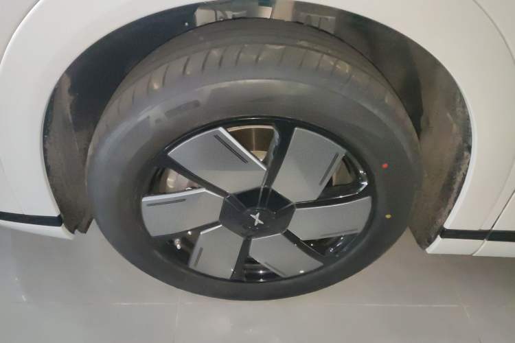 Used XPeng X9 2024 640 All-Wheel Drive High-Performance Max Left Front Wheel Hub