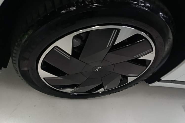 Used XPeng X9 2024 702 Ultra-Long Range Max Left Front Wheel Hub