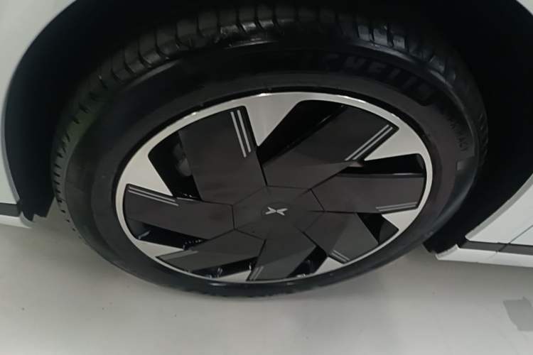 Used XPeng X9 2024 640 All-Wheel Drive High-Performance Max Left Front Wheel Hub