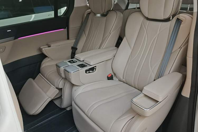 Used XPeng X9 2024 610 Long-Range Pro Left Rear Seat