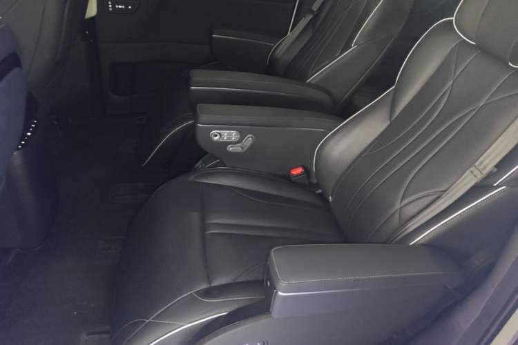 Used XPeng X9 2024 702 Ultra-Long Range Pro Left Rear Seat