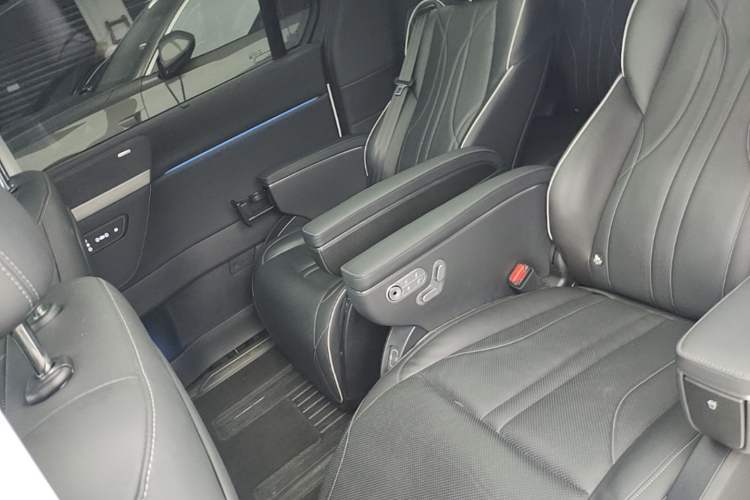 Used XPeng X9 2024 702 Ultra-Long Range Pro Left Rear Seat