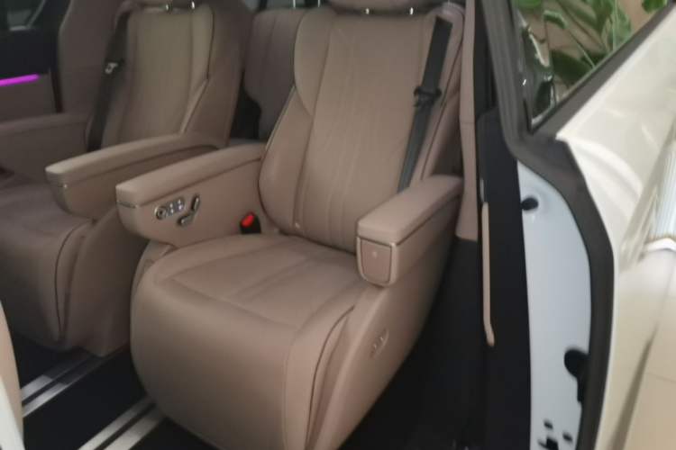 Used XPeng X9 2024 702 Ultra-Long Range Pro Left Rear Seat