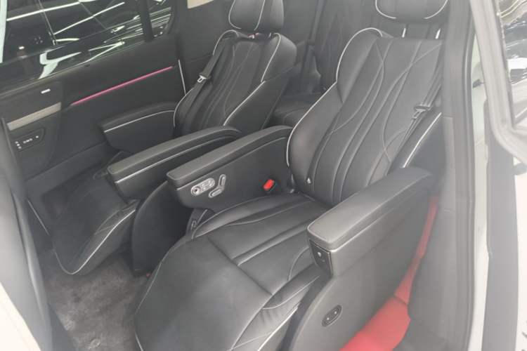 Used XPeng X9 2024 640 All-Wheel Drive High-Performance Max Left Rear Seat