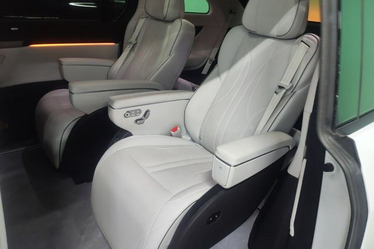 Used XPeng X9 2024 702 Ultra-Long Range Pro Left Rear Seat