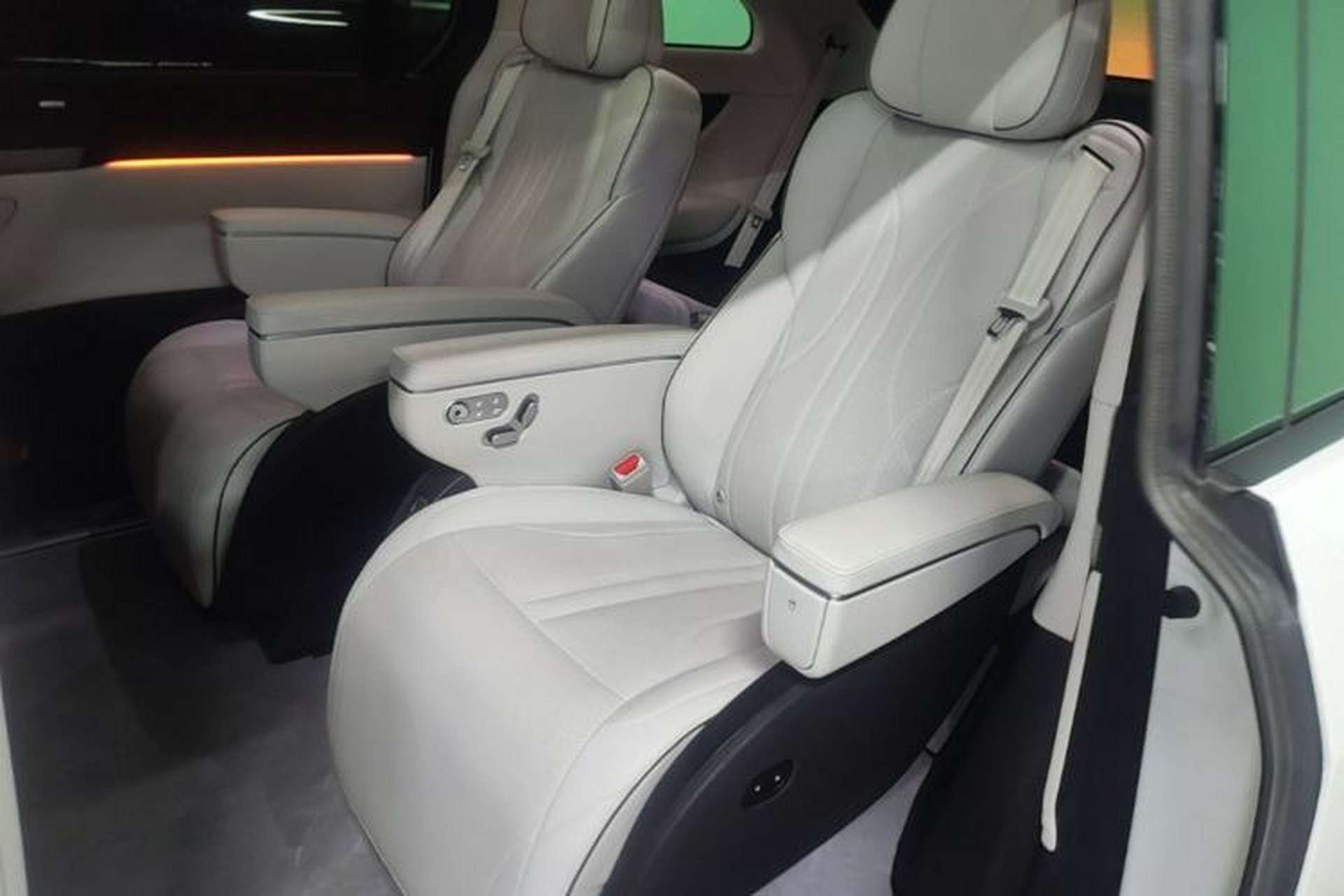 Used XPeng X9 2024 702 Ultra-Long Range Pro Left Rear Seat