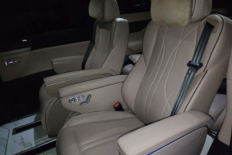 Used XPeng X9 2024 640 All-Wheel Drive High-Performance Max Left Rear Seat