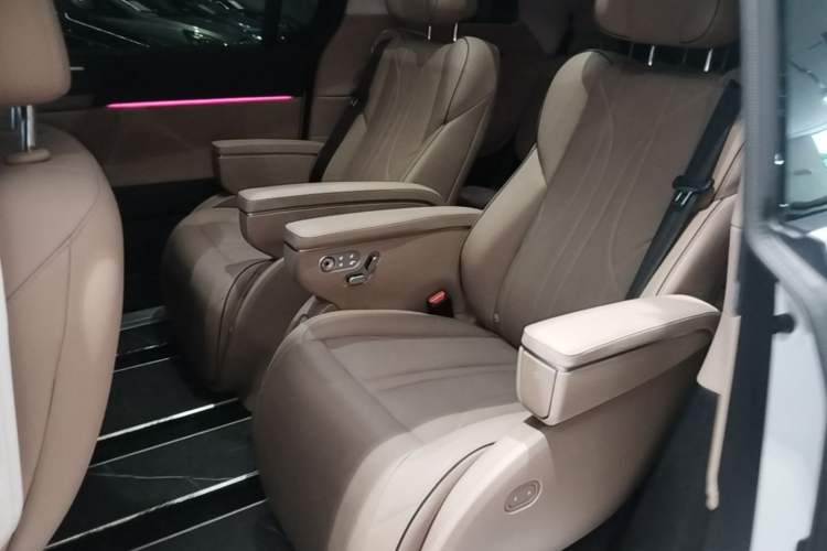Used XPeng X9 2024 702 Ultra-Long Range Pro Left Rear Seat