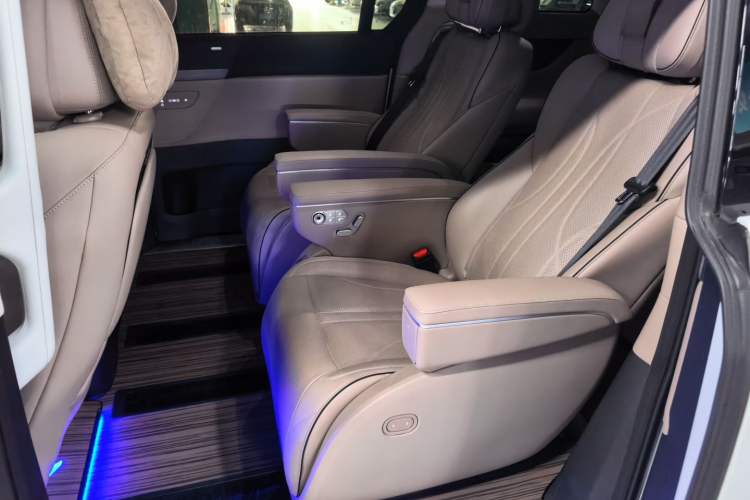 Used XPeng X9 2024 702 Ultra-Long Range Pro Left Rear Seat