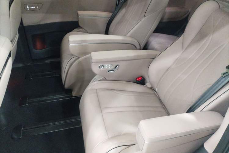 Used XPeng X9 2024 702 Ultra-Long Range Max Left Rear Seat
