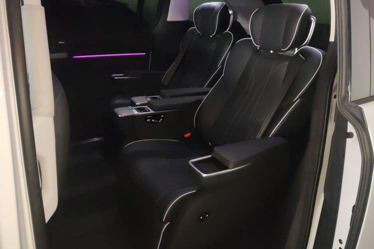 Used XPeng X9 2024 640 All-Wheel Drive High-Performance Max Left Rear Seat