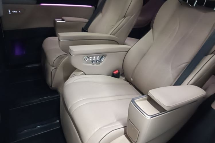 Used XPeng X9 2024 702 Ultra-Long Range Max Left Rear Seat