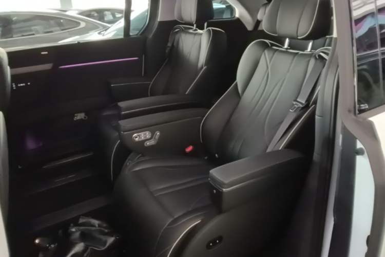 Used XPeng X9 2024 702 Ultra-Long Range Max Left Rear Seat