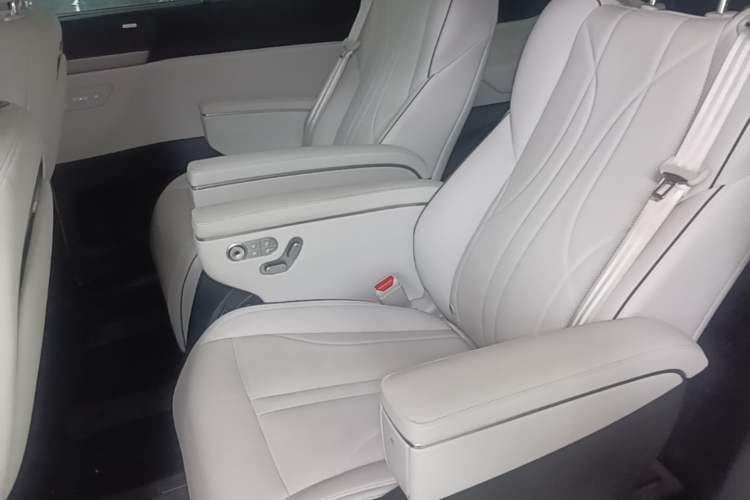 Used XPeng X9 2024 702 Ultra-Long Range Max Left Rear Seat