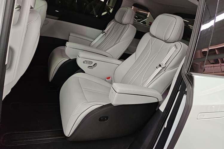 Used XPeng X9 2024 702 Ultra-Long Range Max Left Rear Seat