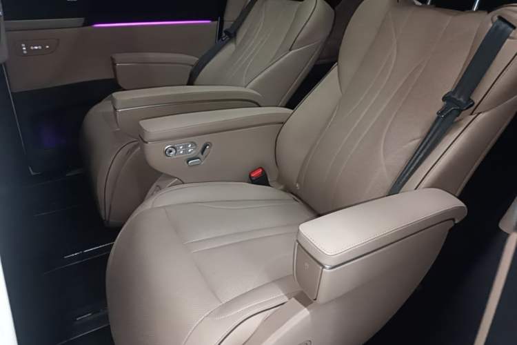 Used XPeng X9 2024 640 All-Wheel Drive High-Performance Max Left Rear Seat