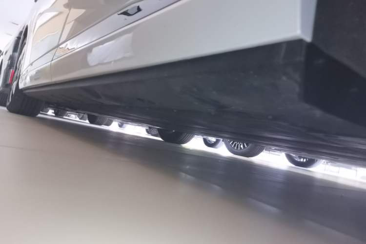 Used XPeng X9 2024 702 Ultra-Long Range Pro Left Side Sill