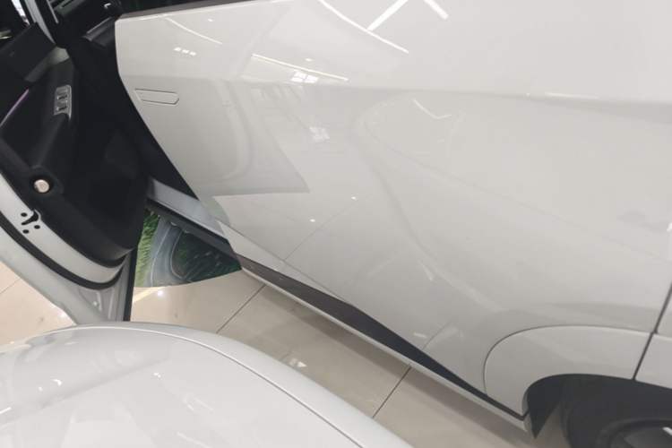 Used XPeng X9 2024 640 All-Wheel Drive High-Performance Max Left Side Sill