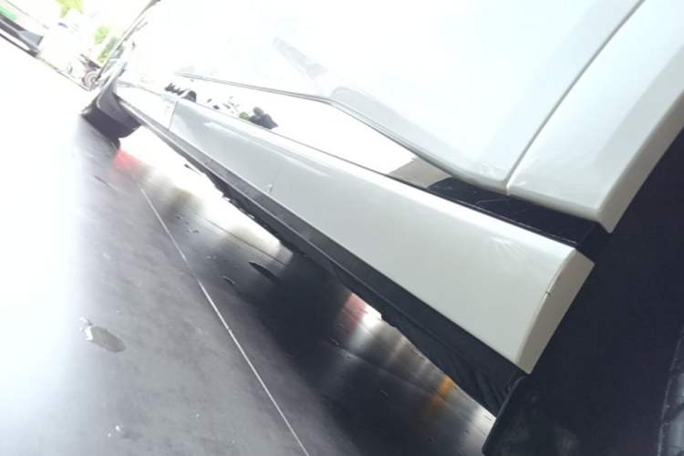 Used XPeng X9 2024 640 All-Wheel Drive High-Performance Max Left Side Sill