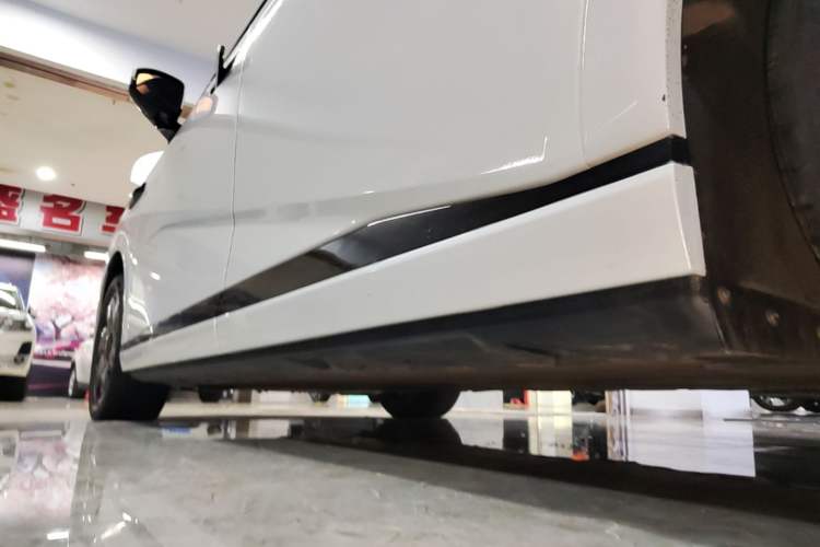Used XPeng X9 2024 702 Ultra-Long Range Max Left Side Sill