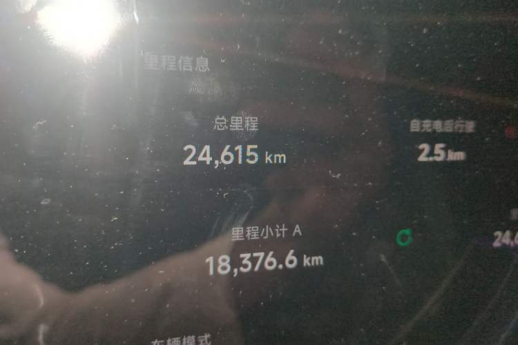 Used XPeng X9 2024 702 Ultra-Long Range Max Odometer Close Up