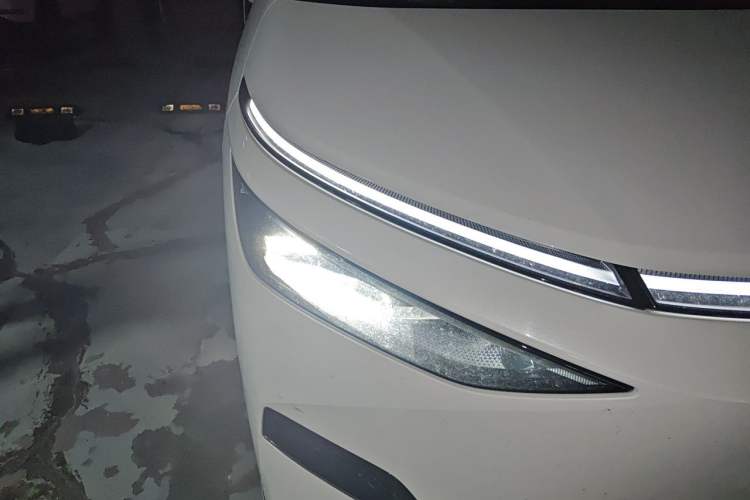 Used XPeng X9 2024 640 All-Wheel Drive High-Performance Max Right Front Headlight