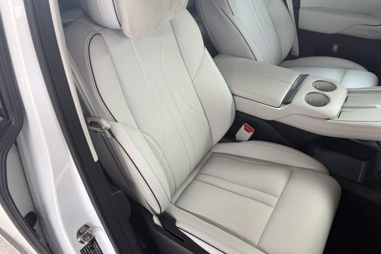 Used XPeng X9 2024 702 Ultra-Long Range Pro Right Front Seat