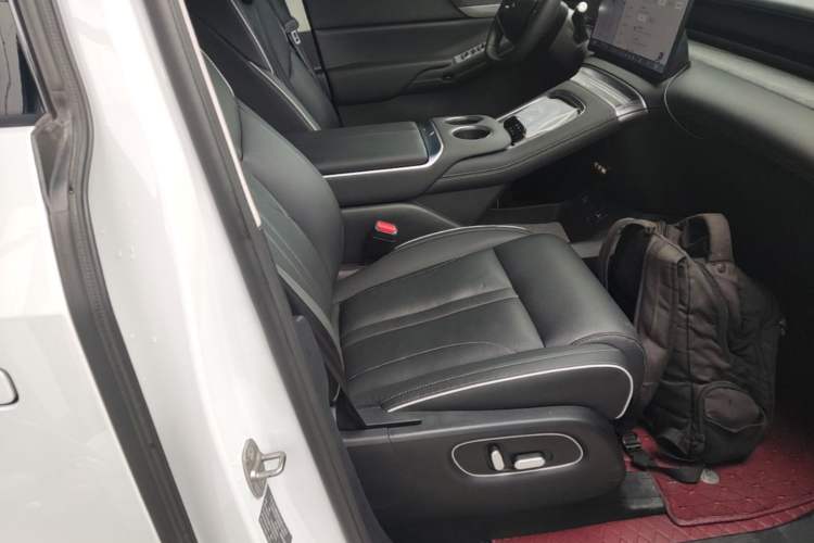 Used XPeng X9 2024 610 Long-Range Pro Right Front Seat