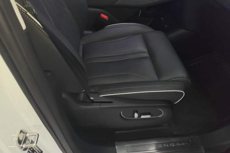 Used XPeng X9 2024 702 Ultra-Long Range Pro Right Front Seat