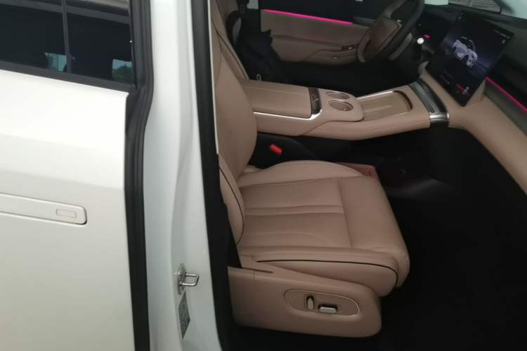 Used XPeng X9 2024 702 Ultra-Long Range Pro Right Front Seat