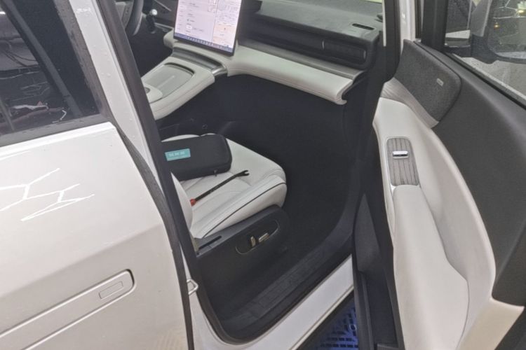 Used XPeng X9 2024 702 Ultra-Long Range Pro Right Front Seat