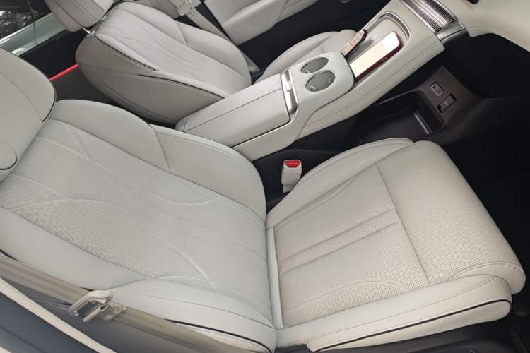 Used XPeng X9 2024 640 All-Wheel Drive High-Performance Max Right Front Seat