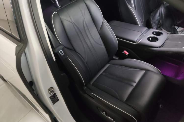 Used XPeng X9 2024 640 All-Wheel Drive High-Performance Max Right Front Seat