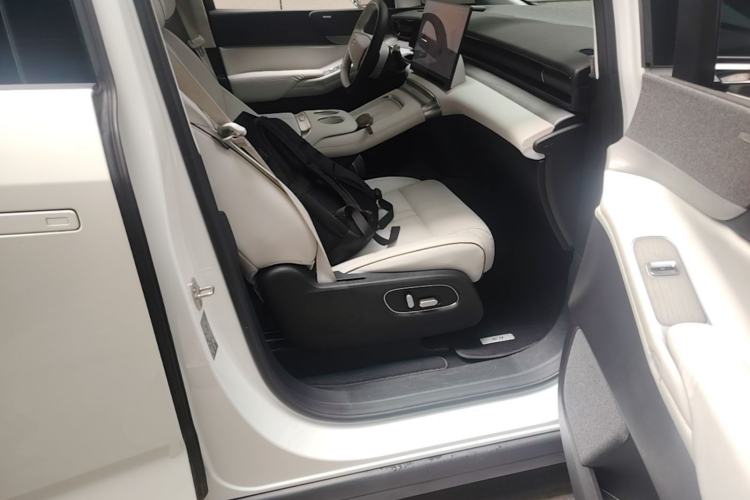 Used XPeng X9 2024 610 Long-Range Pro Right Front Seat