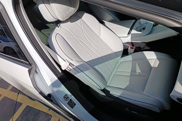 Used XPeng X9 2024 640 All-Wheel Drive High-Performance Max Right Front Seat