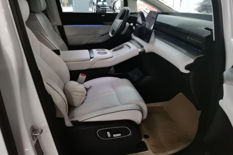 Used XPeng X9 2024 640 All-Wheel Drive High-Performance Max Right Front Seat