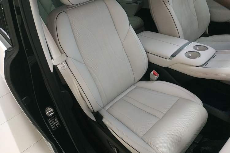 Used XPeng X9 2024 610 Long-Range Pro Right Front Seat