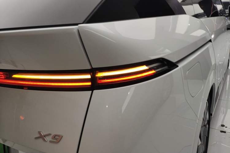 Used XPeng X9 2024 702 Ultra-Long Range Pro Right Rear Taillight