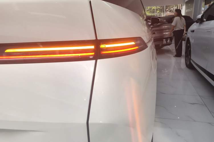 Used XPeng X9 2024 702 Ultra-Long Range Max Right Rear Taillight