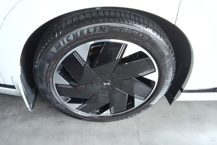 Used XPeng X9 2024 640 All-Wheel Drive High-Performance Max Right Rear Wheel Hub