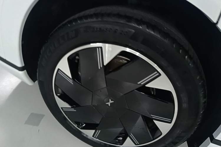 Used XPeng X9 2024 702 Ultra-Long Range Max Right Rear Wheel Hub
