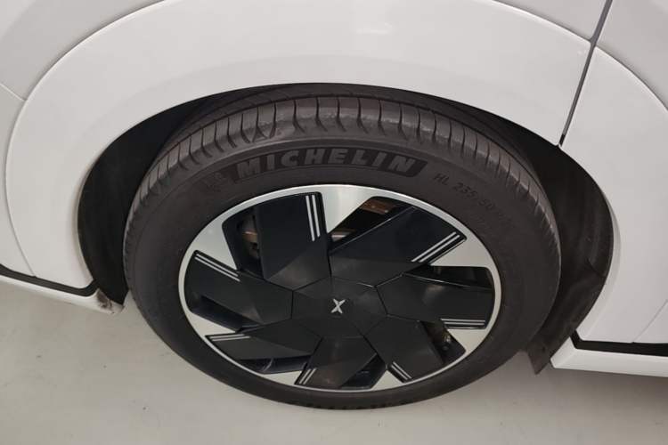 Used XPeng X9 2024 640 All-Wheel Drive High-Performance Max Right Rear Wheel Hub