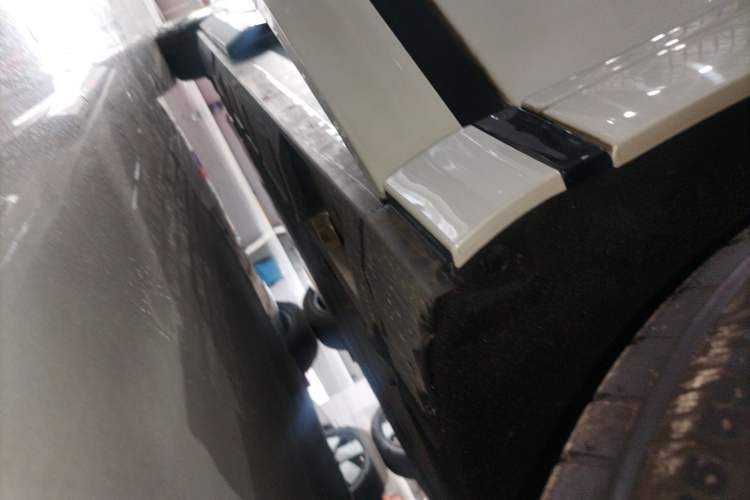 Used XPeng X9 2024 702 Ultra-Long Range Max Right Side Sill
