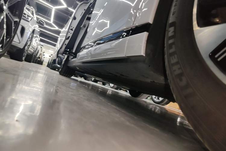 Used XPeng X9 2024 640 All-Wheel Drive High-Performance Max Right Side Sill