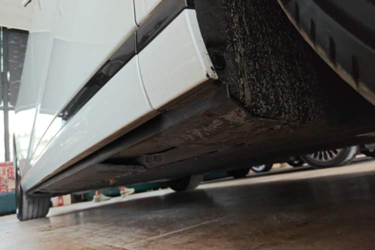 Used XPeng X9 2024 702 Ultra-Long Range Max Right Side Sill