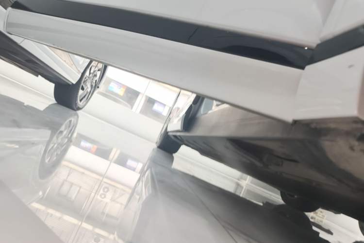 Used XPeng X9 2024 702 Ultra-Long Range Max Right Side Sill